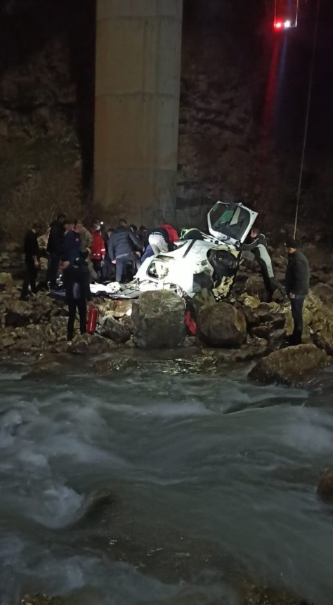 Kontrolden çıkan araç Garzan Çayı'na uçtu: 2 ölü, 2 yaralı